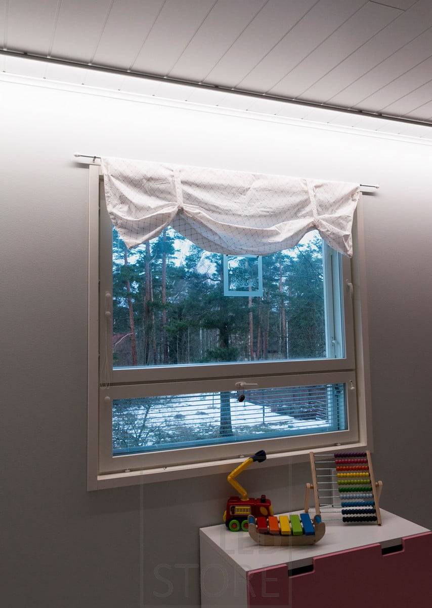 Eclairage indirect dans une chambre à coucher avec un profilé led orienté vers le mur. Ledstore.fi