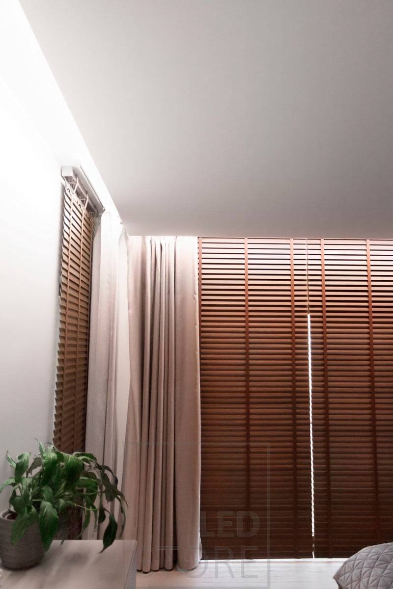 Une ambiance d'hôtel créée dans une chambre à coucher en installant des bandes LED indirectement entre le plafond et le mur. La rainure a été laissée suffisamment large pour accueillir les tringles à rideaux. La lumière circule dans la pièce. Ledstore.fi