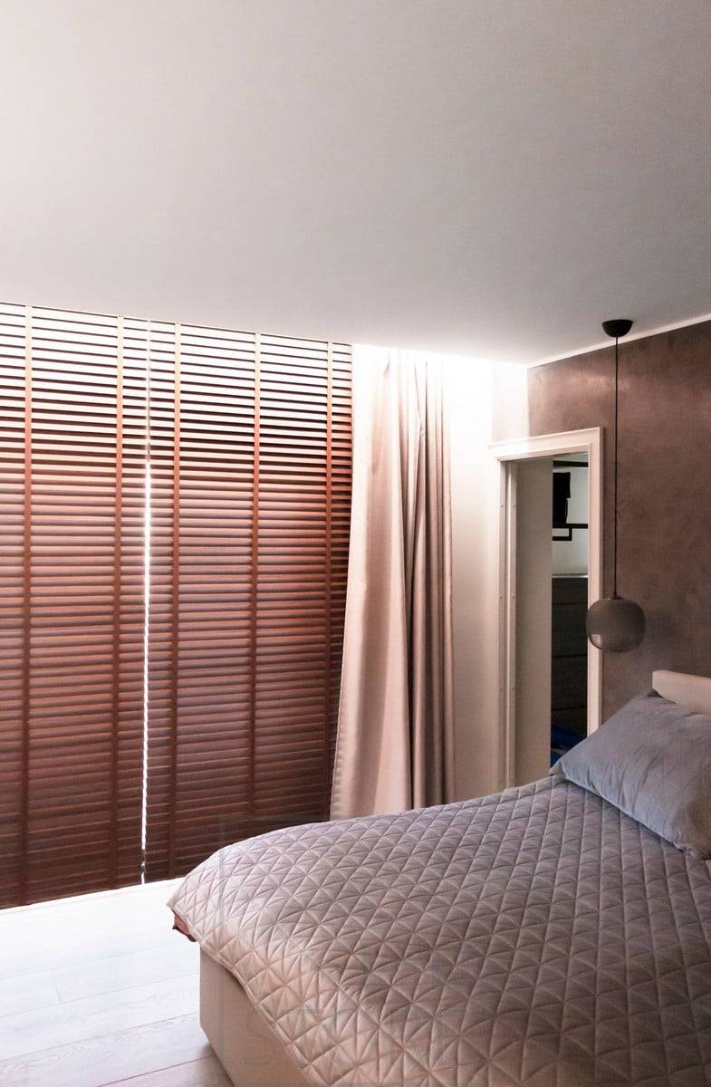 Création d'une atmosphère hôtelière dans une chambre à coucher en installant des bandes LED indirectement entre le plafond et le mur. La rainure a été laissée suffisamment large pour accueillir les tringles à rideaux. Ledstore.fi