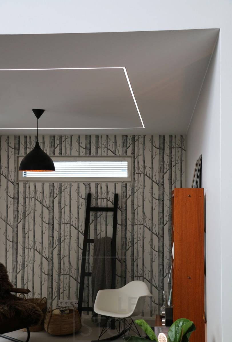 L'étroite bande LED encastrée crée un motif élégant au plafond et apporte de la lumière dans tous les coins de la pièce. Ledstore.fi