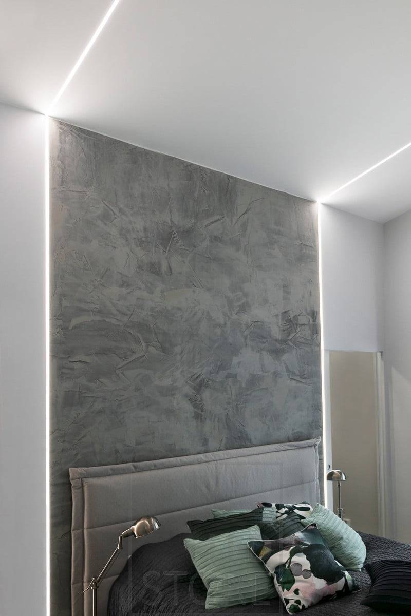 Dans la chambre à coucher, un profilé encastré étroit avec des bandes lumineuses allant du mur au plafond. Le look est moderne et graphique. Ledstore.fi