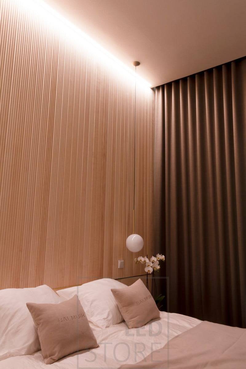 Les belles boiseries de la chambre à coucher sont mises en valeur par la lumière indirecte. Bandes de leds dans le profilé encastré large. Ledstore.fi