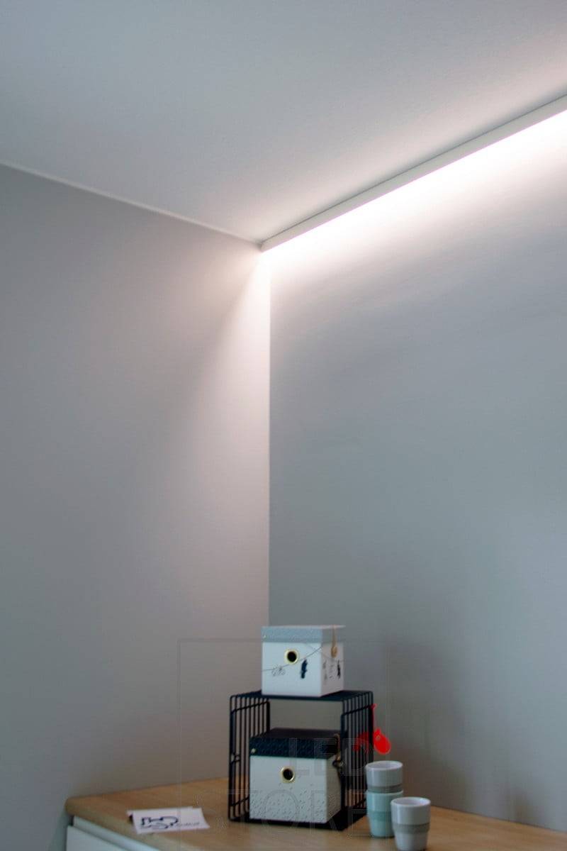 Chambre à coucher avec lumière indirecte à travers le mur. Ledstore.fi