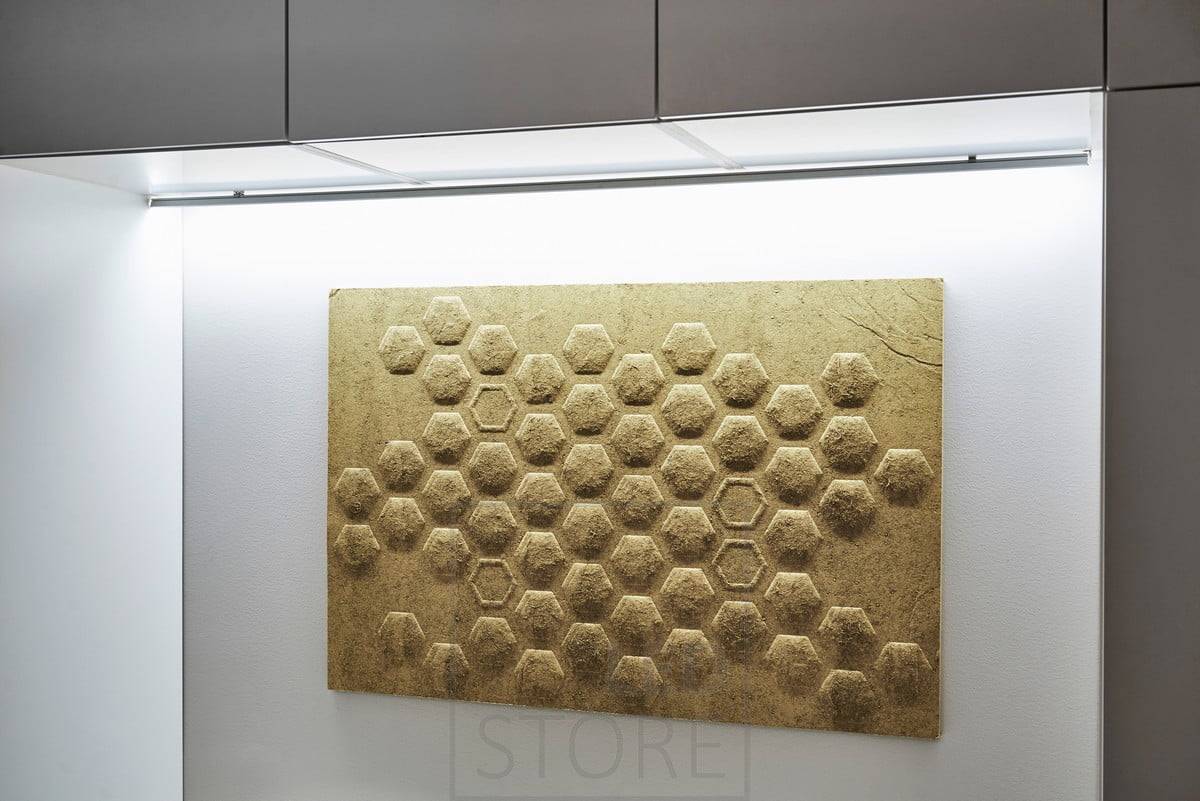 Dans la chambre à coucher, une bande LED fixée à la base d'une armoire murale derrière le lit fournit une lumière indirecte d'ambiance. Ledstore.fi