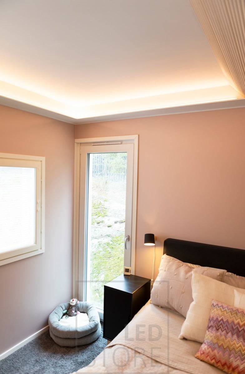 La bande LED dans la lèvre éclaire la pièce d'une manière magnifique et atmosphérique. Ledstore.fi