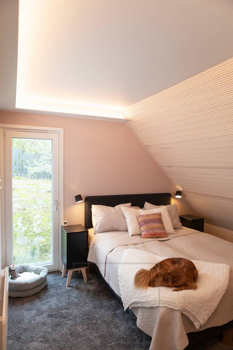 Boîtier monté au plafond avec une bande LED pour éclairer indirectement à travers le toit. Le plafond incliné et joliment lambrissé est mis en valeur et l'espace est rempli d'une lumière indirecte agréable et atmosphérique. Ledstore.fi