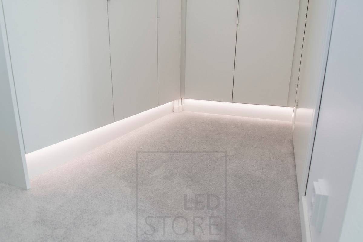 Une bande LED montée à la base des armoires crée un éclairage d'ambiance indirect. Ledstore.fi