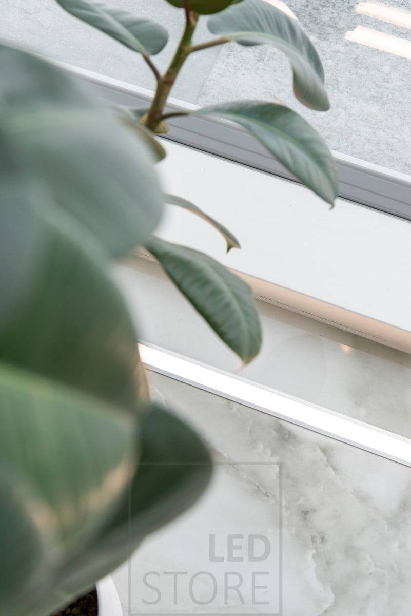 Un ruban de leds encastré dans un sol en marbre crée un détail minimaliste et magnifique dans l'intérieur de votre maison. Ledstore.fi