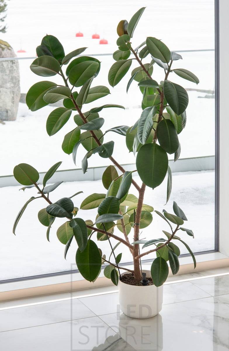 Ruban de leds sur un profil affleurant pour mettre en valeur des fenêtres allant du sol au plafond et comme un beau détail sur un sol en marbre. Ledstore.fi