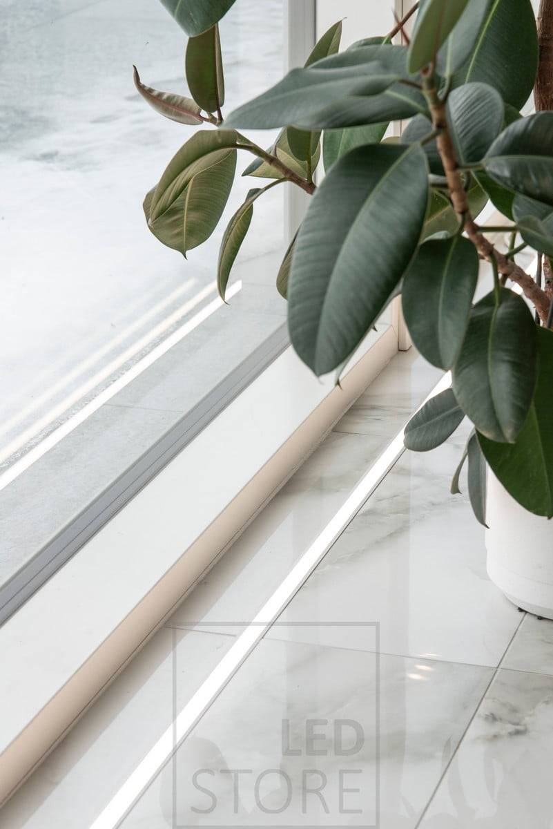 Sol en marbre avec un ruban de LED dans le profil supérieur pour mettre en valeur les fenêtres allant du sol au plafond et comme un beau détail sur le sol. Ledstore.fi