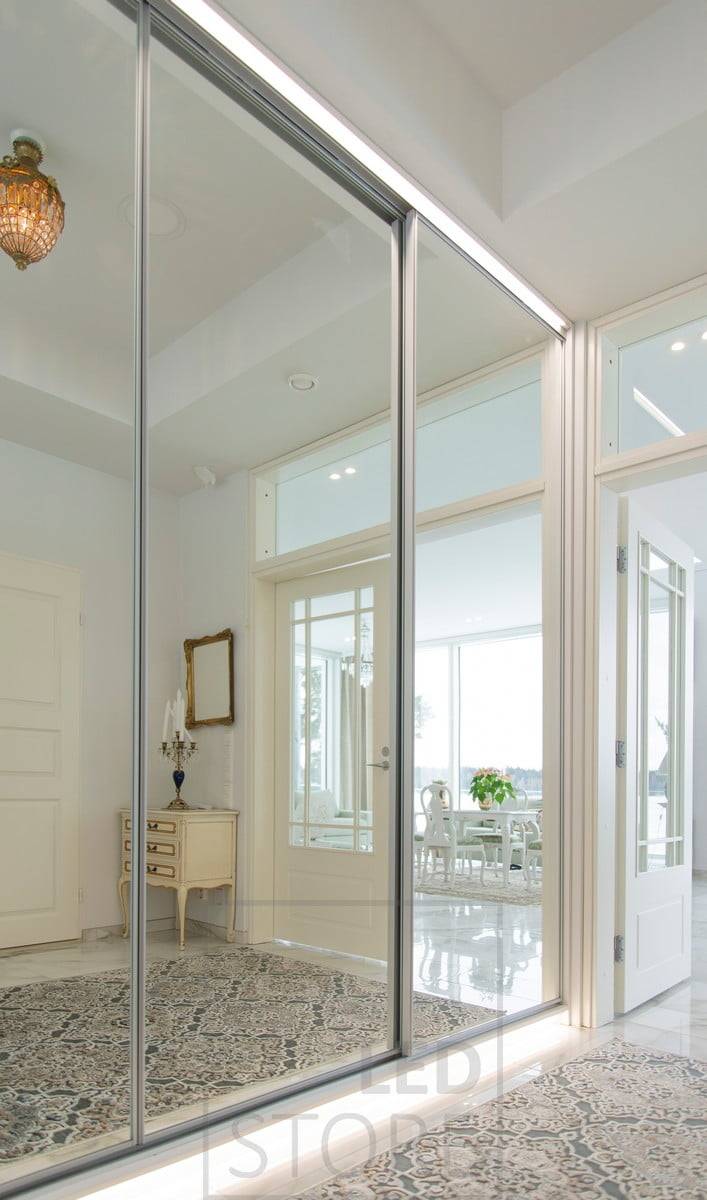 Bande LED au-dessus de l'armoire du couloir et sur la plinthe pour un éclairage d'ambiance et de nuit. Ledstore.fi