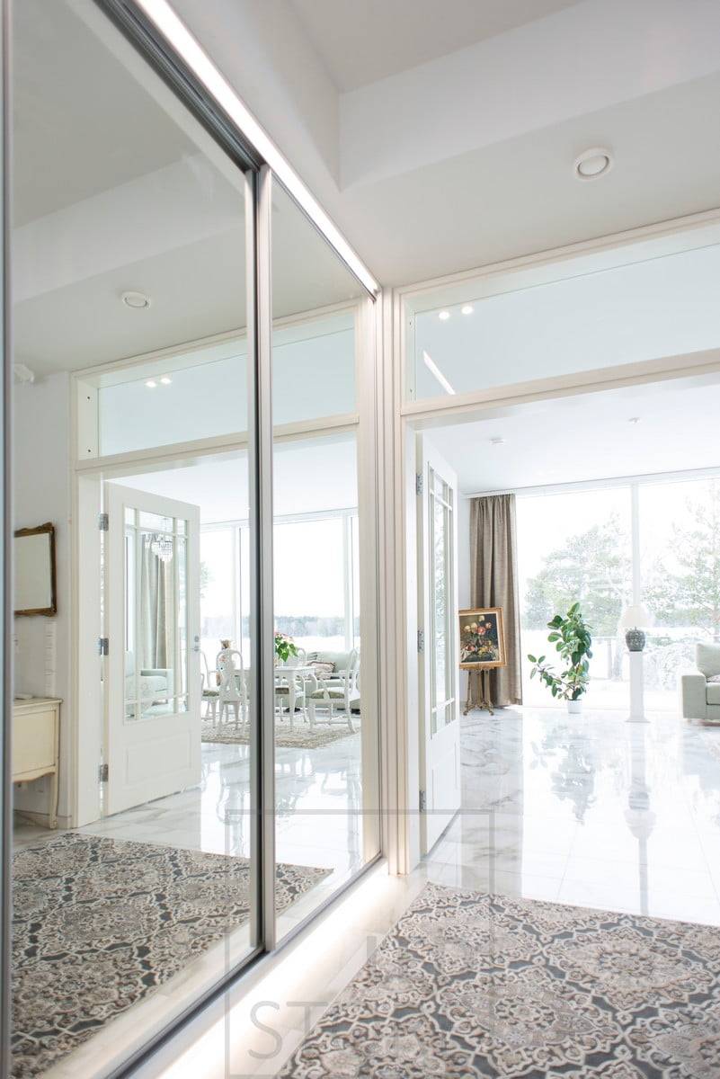 Bande LED au-dessus de l'armoire du couloir et sur la plinthe pour un éclairage d'ambiance et de nuit. Fournit une lumière douce et indirecte. Ledstore.fi