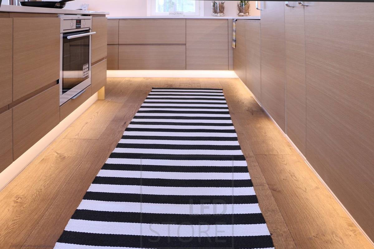La lumière indirecte sur le socle sert à la fois de lumière d'ambiance et de lumière nocturne. Ledstore.fi
