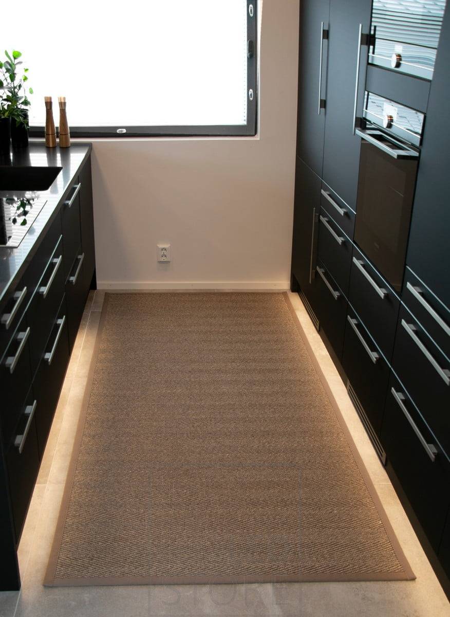 Eclairage indirect installé dans un socle. Ledstore.fi