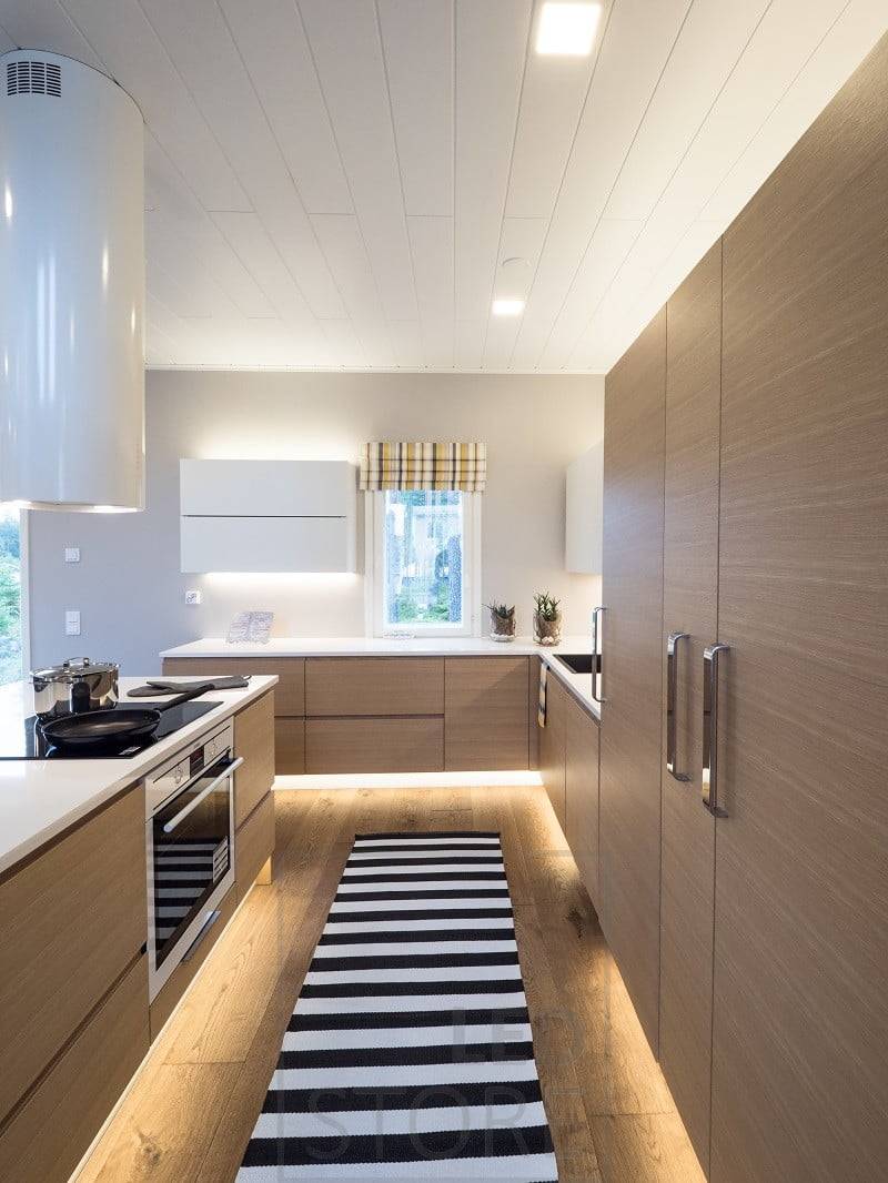 Lumière indirecte - sur les plinthes, au-dessus des armoires et sur les plans de travail pour éclairer la cuisine et créer une lumière d'ambiance. Ledstore.fi