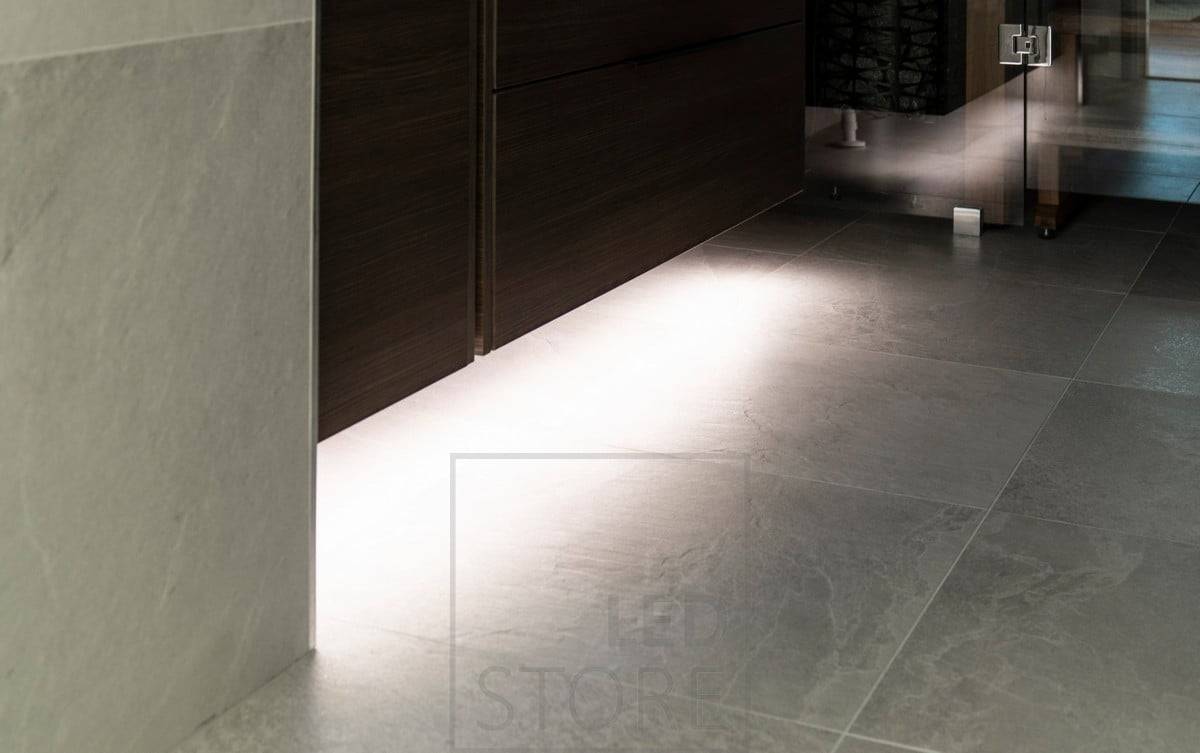 Eclairage d'ambiance sous l'armoire avec bande LED. Ledstore.fi