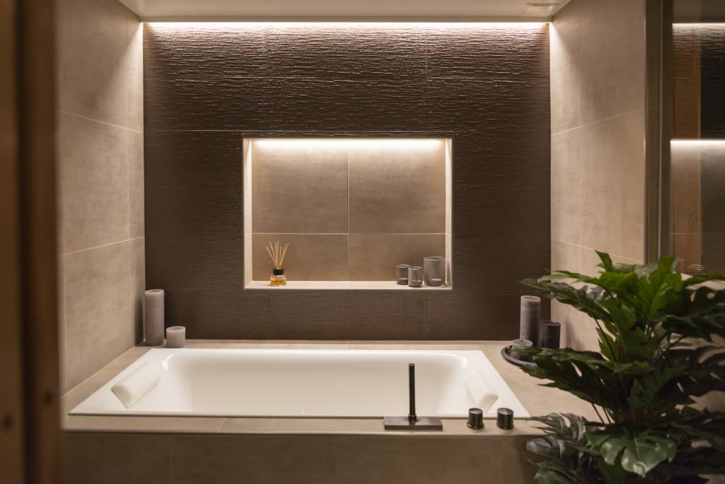 Bande LED d'éclairage indirect dans le spa. LedStore.fi