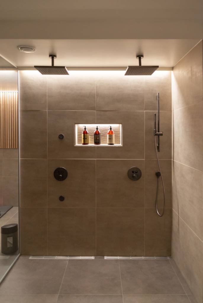 Bande lumineuse indirecte sur un mur de douche. LedStore.fi