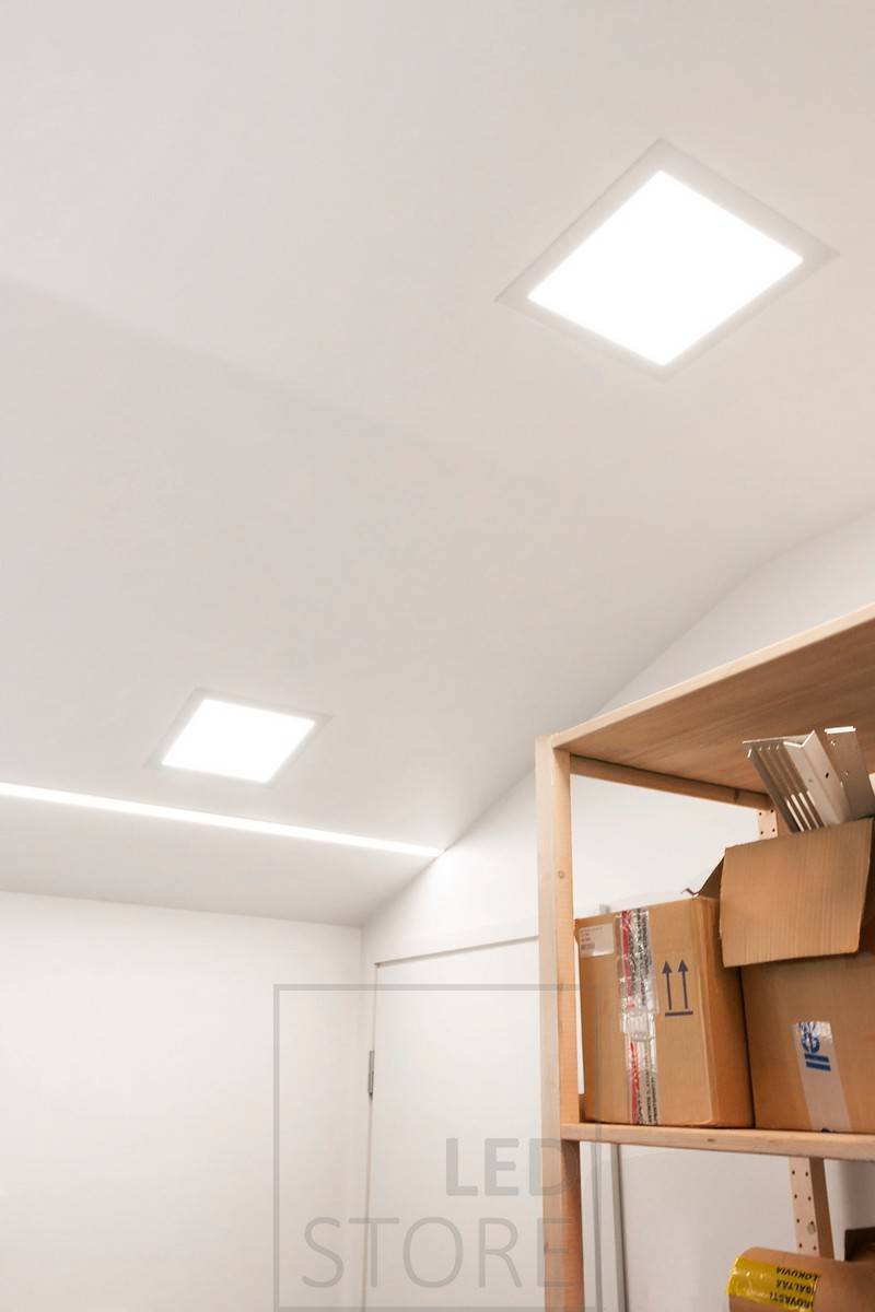 Eclairage de garage avec 2 panneaux Led 300x300 Drywall au plafond, ainsi qu'un profilé led encastré avec bande led.