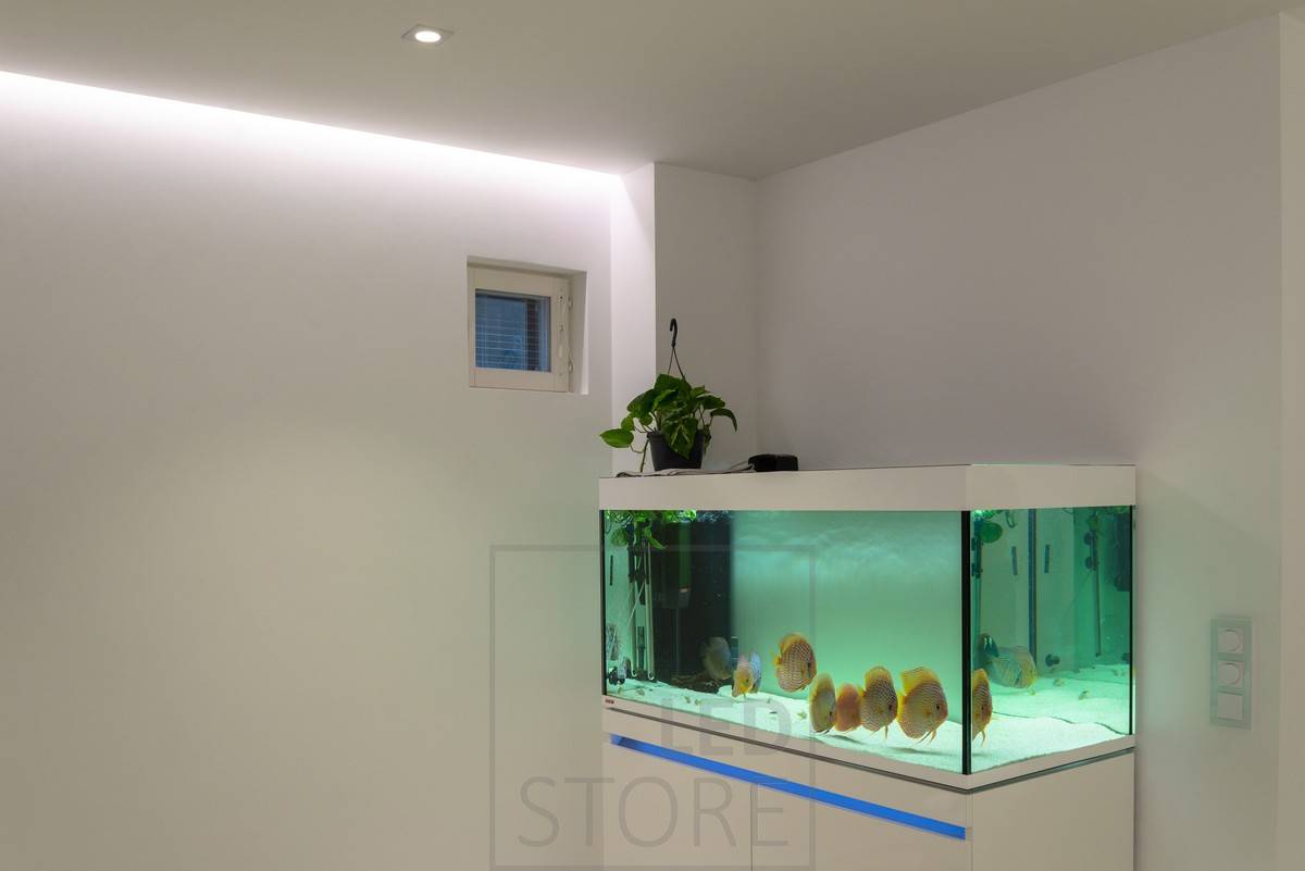 Lumière indirecte et atmosphérique réalisée avec une bande de LED encastrée. La lumière indirecte est soutenue par un éclairage ponctuel.