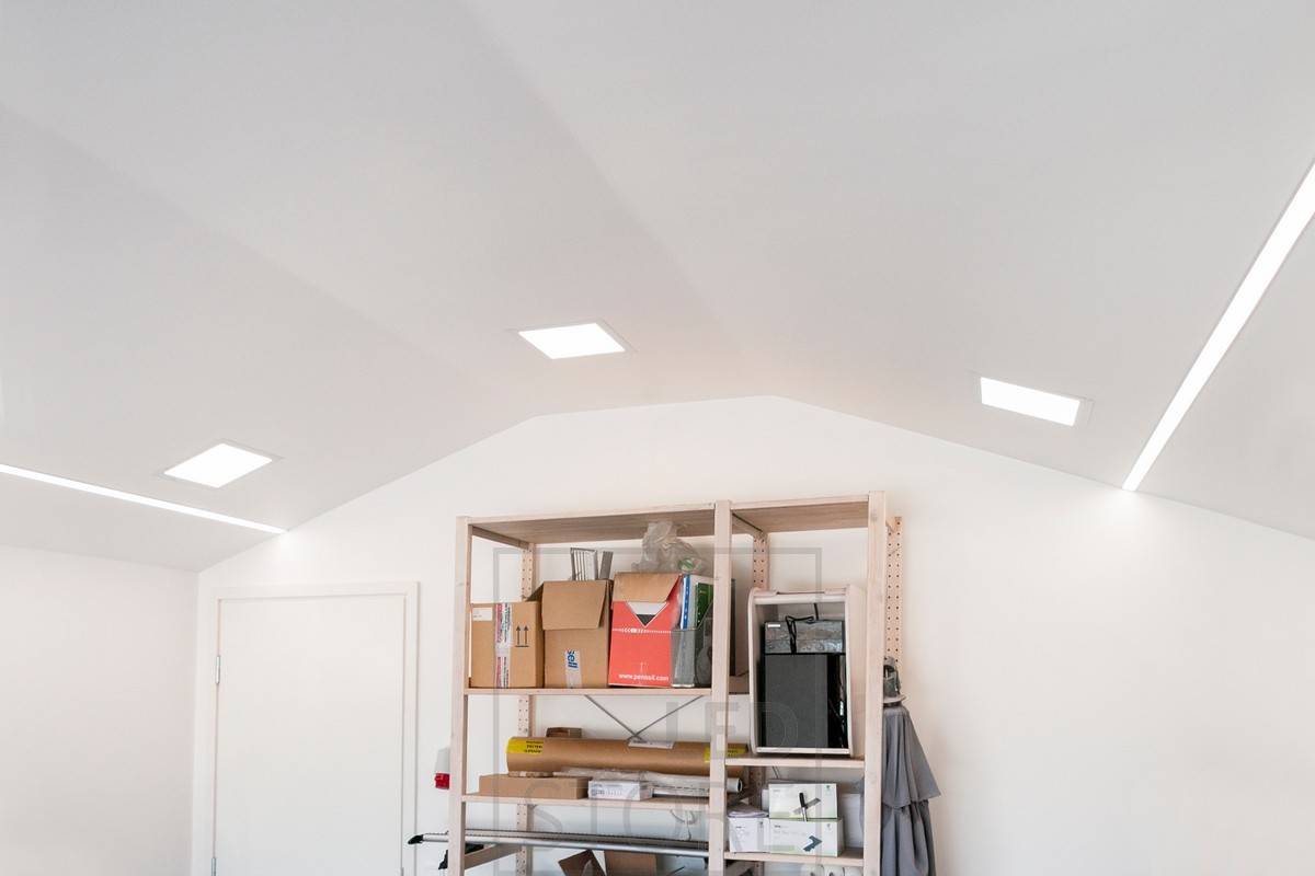 Un éclairage de qualité dans un garage avec un profil large et affleurant, une double bande LED et des panneaux LED