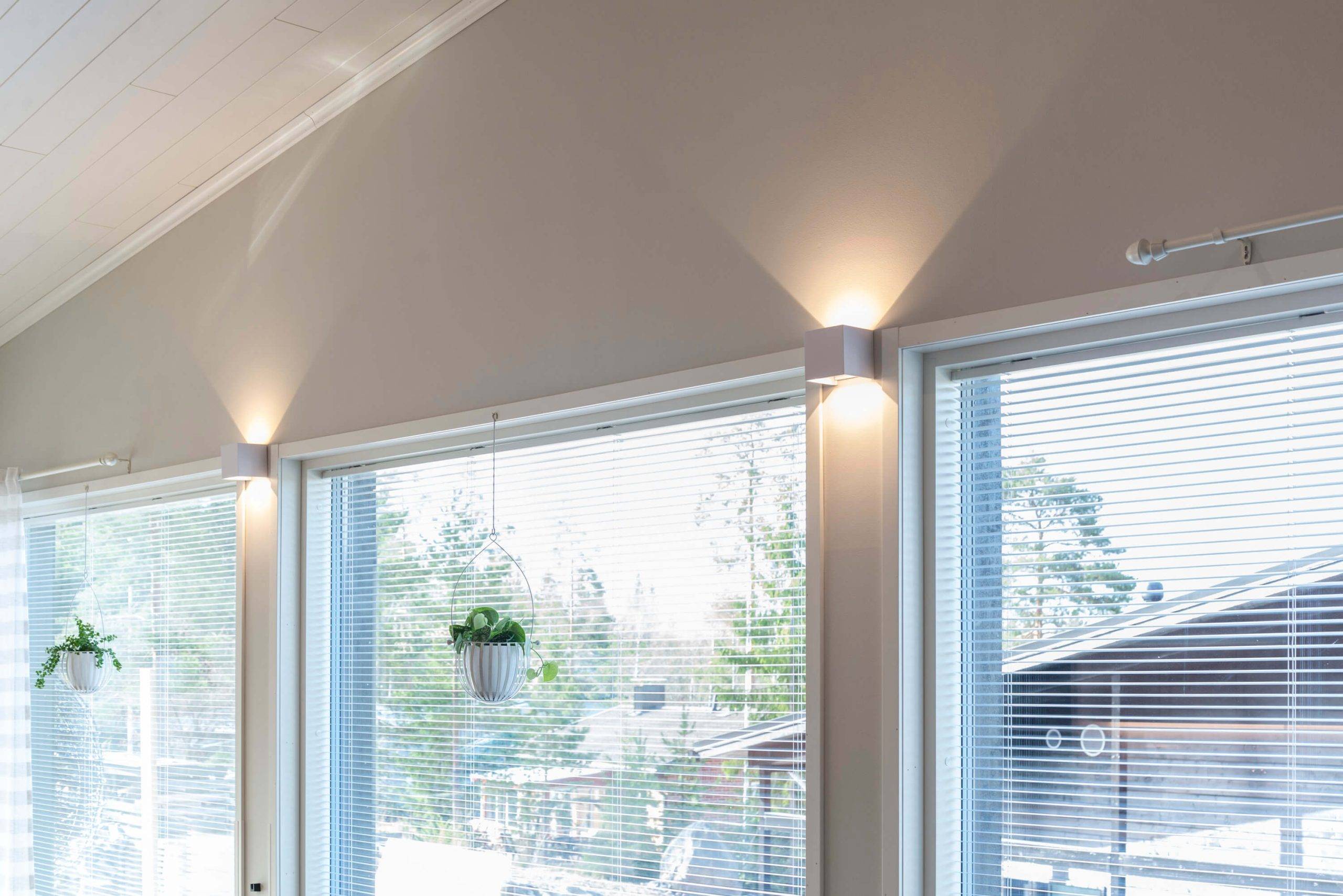 Texte blanc "LED STORE" à l'intérieur d'un carré blanc sur fond vert. Vous trouverez ici des solutions d'éclairage LED modernes et écologiques.