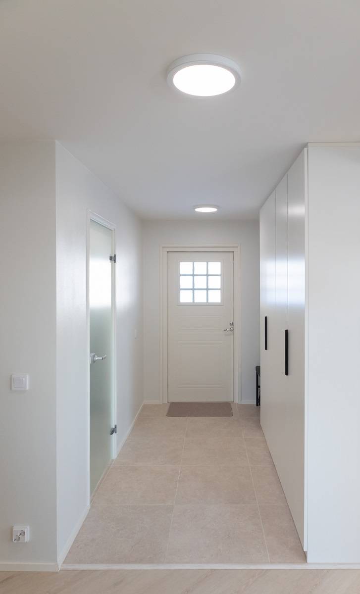 Plafonds LED ronds dans le couloir