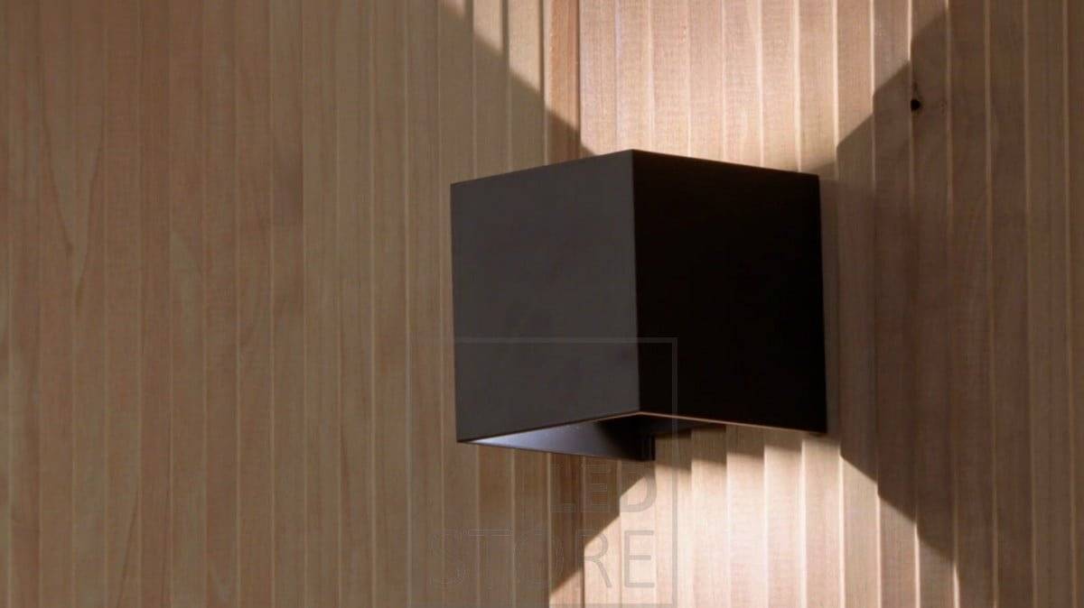 Applique FUNK noire. Le luminaire éclaire dans deux directions avec une lumière chaude de 3500 kelvins et est gradable. En outre, l'angle d'ouverture de la lumière est réglable au moyen de 4 ailes mobiles séparément. Ledstore.fi