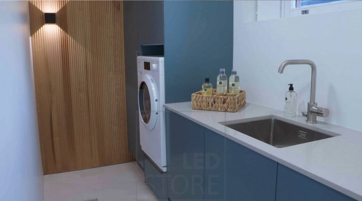 L'applique FUNK noire est un luminaire simple et moderne. Le luminaire éclaire dans deux directions avec une lumière chaude de 3500 kelvins et est graduable. En outre, l'angle de la lumière est réglable au moyen de 4 ailes mobiles séparément. Ledstore.fi
