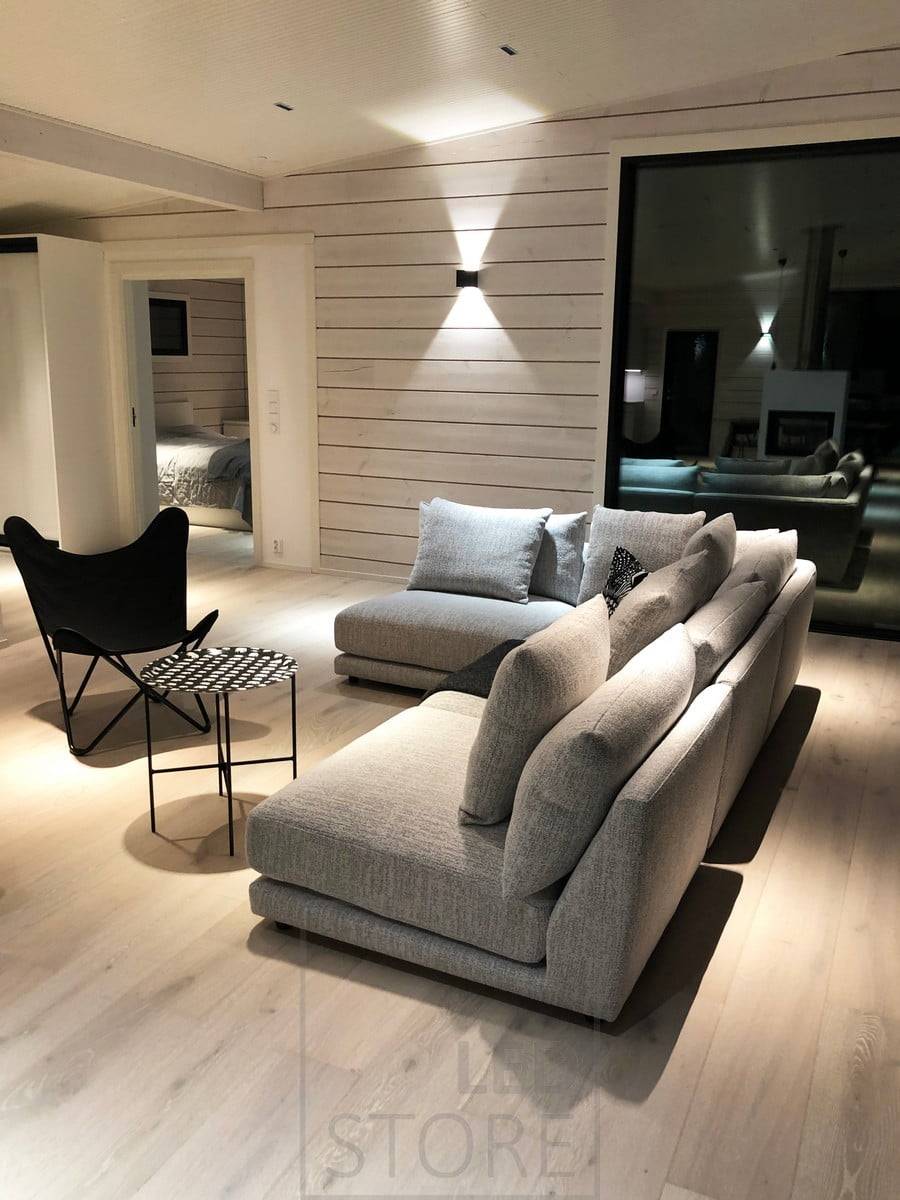 Applique FUNK noire dans le salon pour un éclairage d'ambiance. Le design minimaliste est parfait pour les intérieurs scandinaves. Ledstore.fi