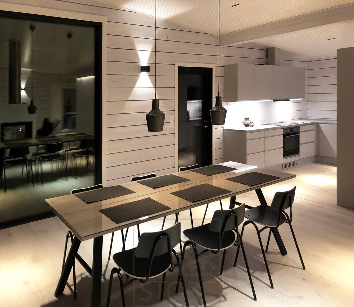 Applique noire FUNK pour un éclairage d'ambiance dans la salle à manger. Ledstore.fi