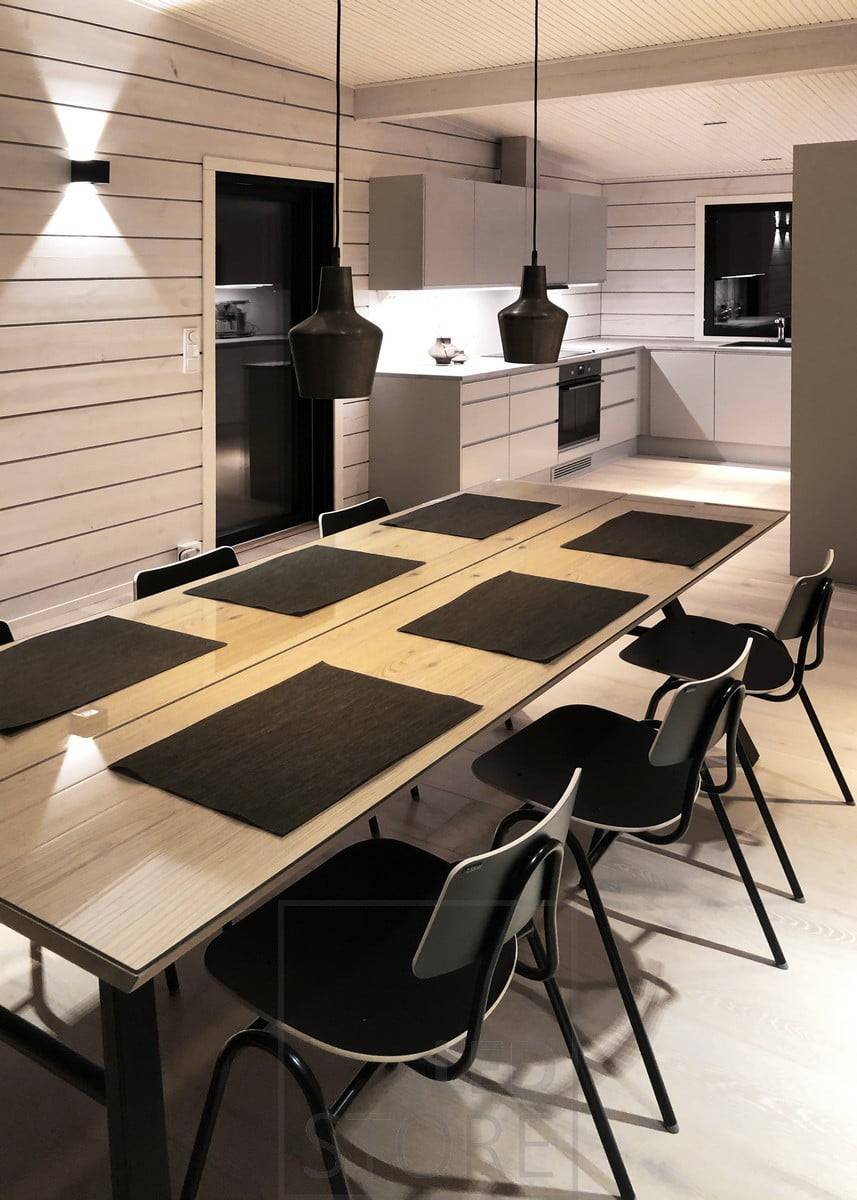 L'applique FUNK noire crée un éclairage d'ambiance dans la salle à manger. Des bandes de leds éclairent le plan de travail de la cuisine. Ledstore.fi