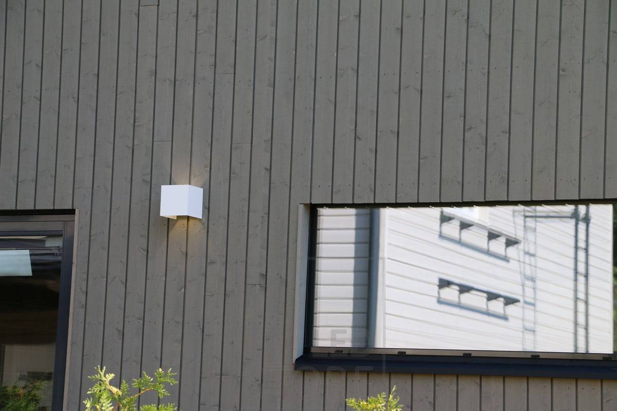 Applique FUNK blanche pour l'extérieur, permettant d'éclairer la façade et de créer un éclairage d'ambiance indirect à l'extérieur. Le luminaire est gradable et l'angle de la lumière est réglable. Ledstore.fi