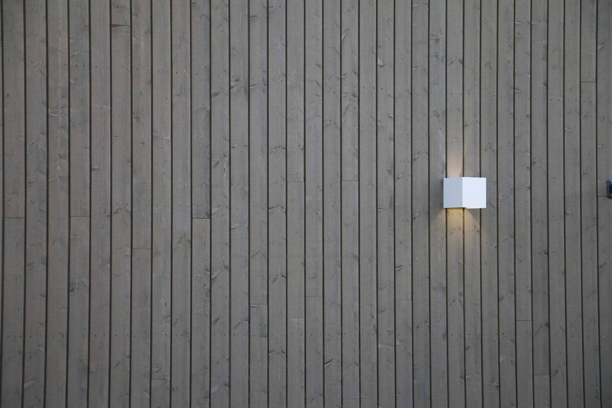 Applique FUNK blanche pour l'extérieur éclairant la façade et créant un éclairage d'ambiance indirect à l'extérieur. Ledstore.fi