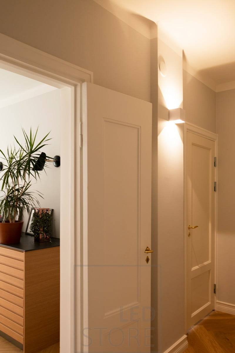 À l'intérieur du couloir, une applique FUNK blanche éclaire le couloir d'une lumière d'ambiance. Convient aussi bien à l'extérieur qu'à l'intérieur. Ledstore.fi