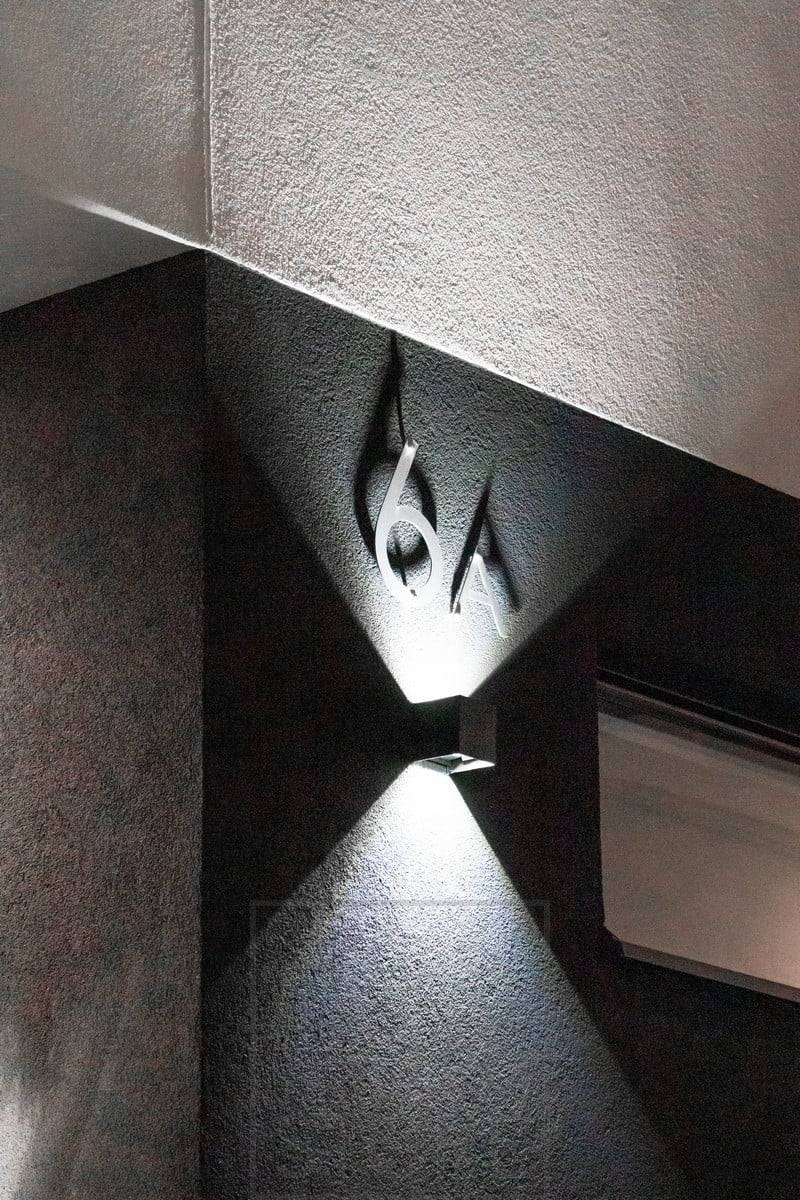 Applique murale à leds FUNK pour mettre en valeur et éclairer le numéro de la maison. Ledstore.fi