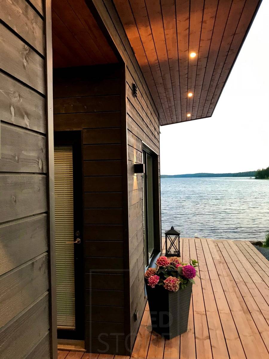 Appliques à LED FUNK noires pour accentuer la façade du bâtiment et fournir une lumière indirecte. Le luminaire est gradable et l'angle de la lumière est réglable. Ledstore.fi