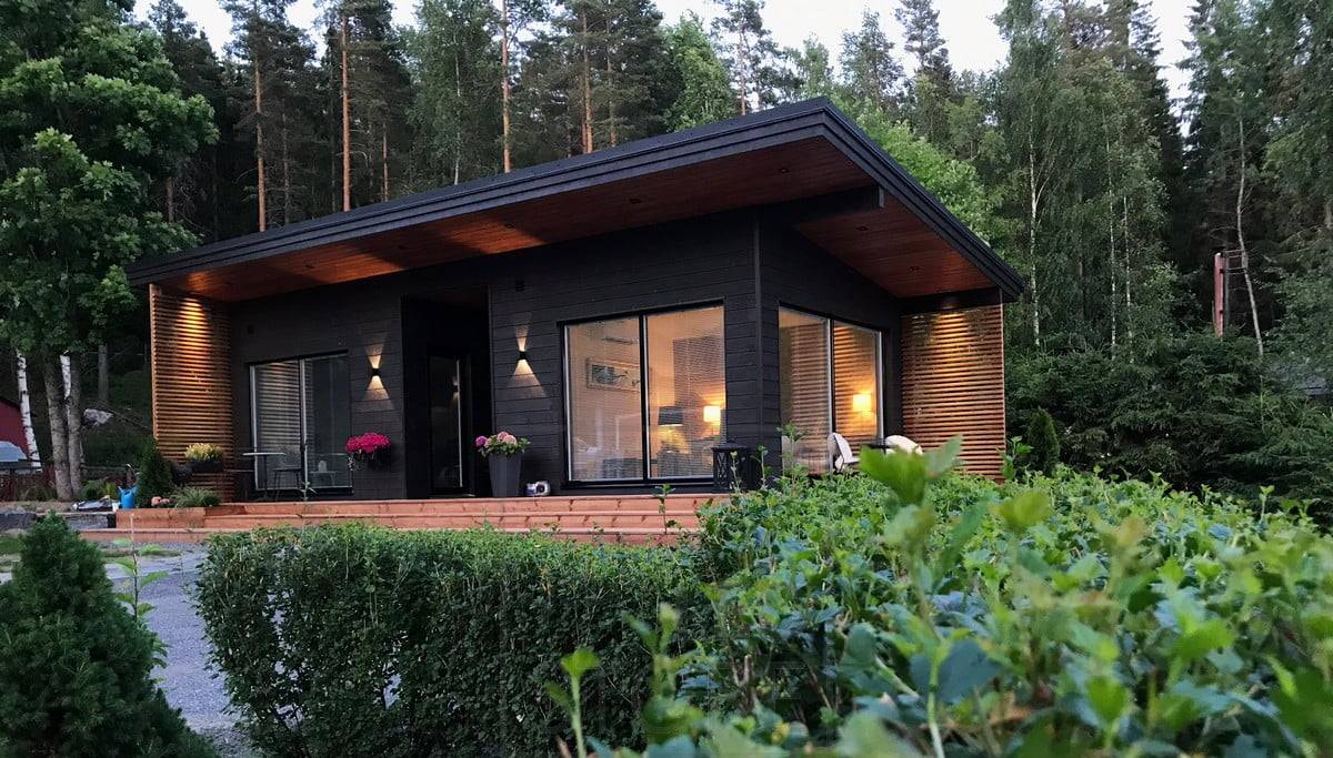 Les appliques FUNK éclairent la façade d'un bâtiment. De plus, les spots LINJA 5 mettent en valeur l'habillage. Ledstore.fi