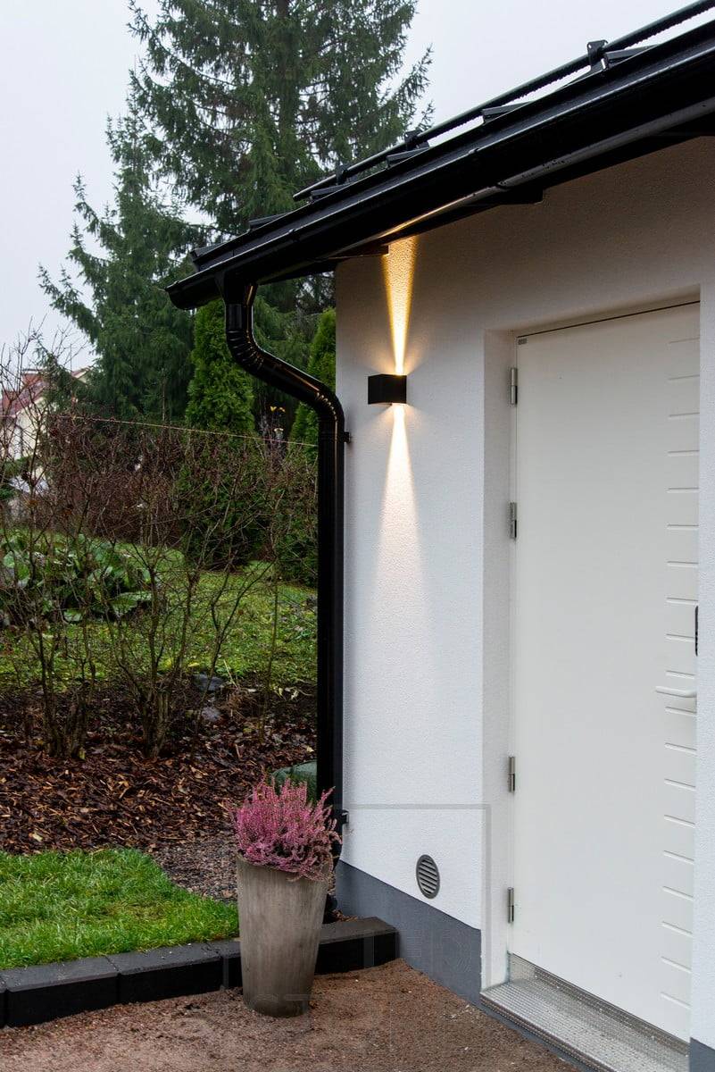 Applique FUNK noire sur le mur du garage, éclairant vers le haut et vers le bas. Ledstore.fi