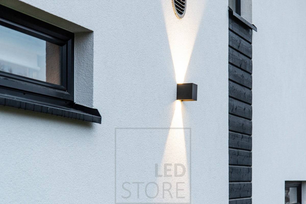 L'applique murale noire FUNK éclaire dans deux directions. Cette lampe est idéale pour les intérieurs scandinaves et les maisons modernes. Ledstore.fi