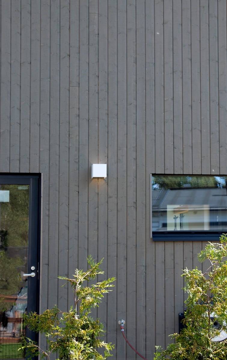 Applique led blanche FUNK en extérieur éclairant une façade. Ledstore.fi