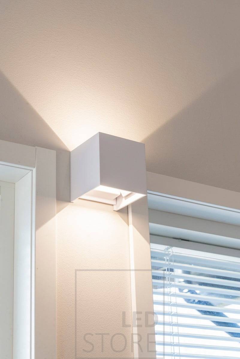 Applique à LED FUNK blanche. Le luminaire a 4 ailes séparées, ce qui vous permet d'ajuster l'angle de la lumière selon vos besoins. Ledstore.fi