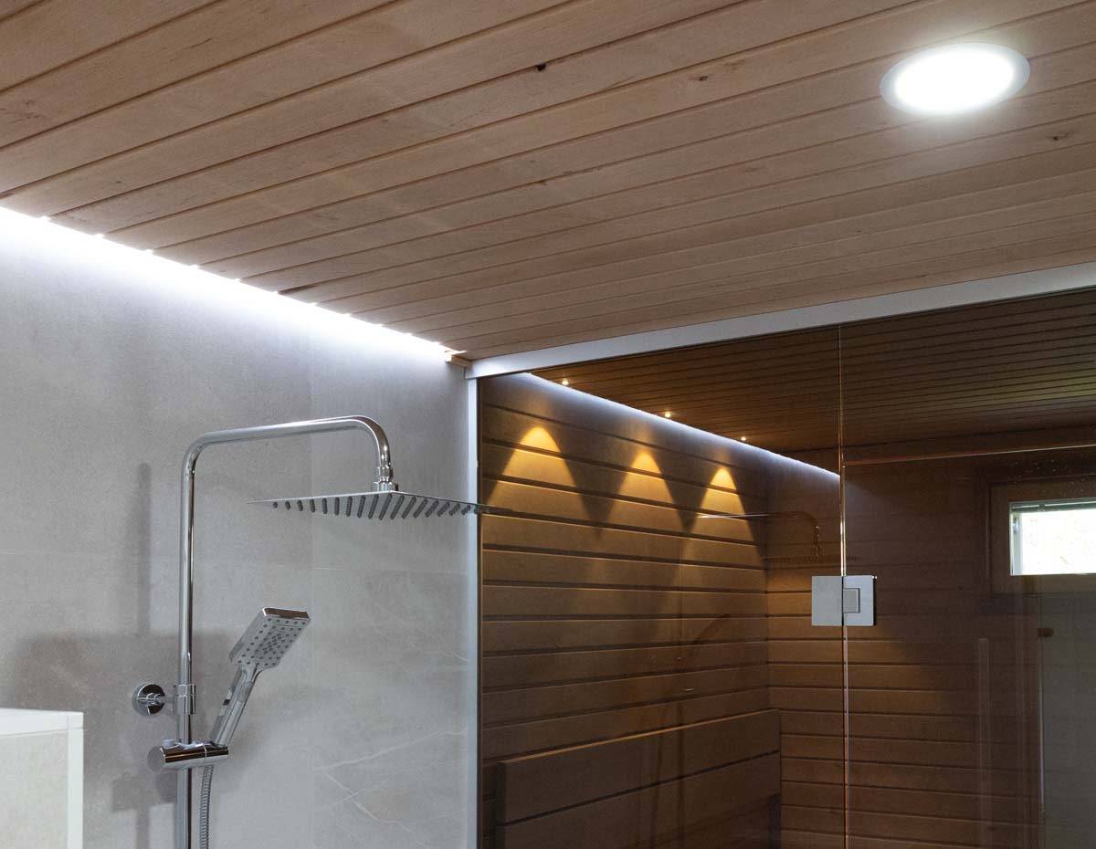 Lumière chaude dans le hammam, neutre dans les toilettes. ledStore