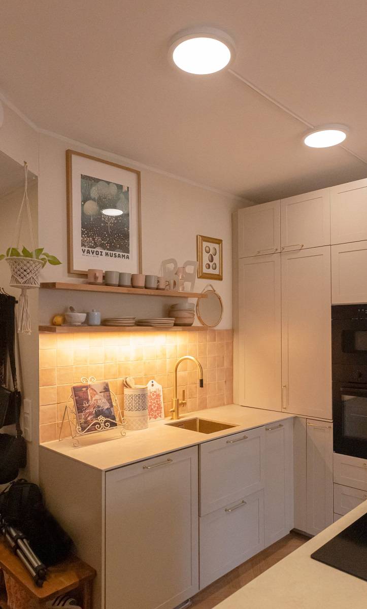 Plafond de cuisine avec deux pièces de LED plafond 280 et bande de LED sous l\'étagère en température de couleur chaude 3000K.