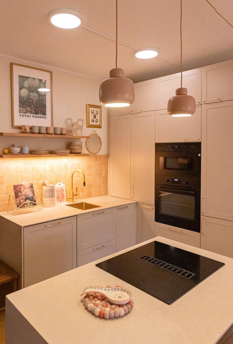Deux plafonds LED 280 montés en surface au plafond de la cuisine, une bande LED sous l'étagère et deux lampes suspendues au dessus de l'îlot.