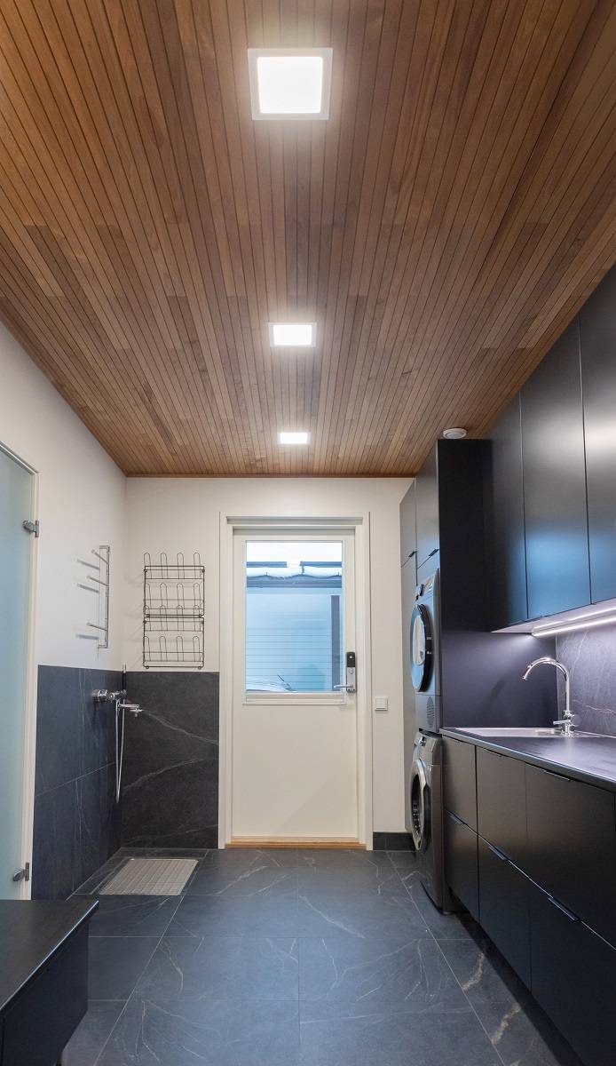 Petits panneaux LED pour l'éclairage général de la buanderie. Une bande de LED éclaire le niveau de travail.