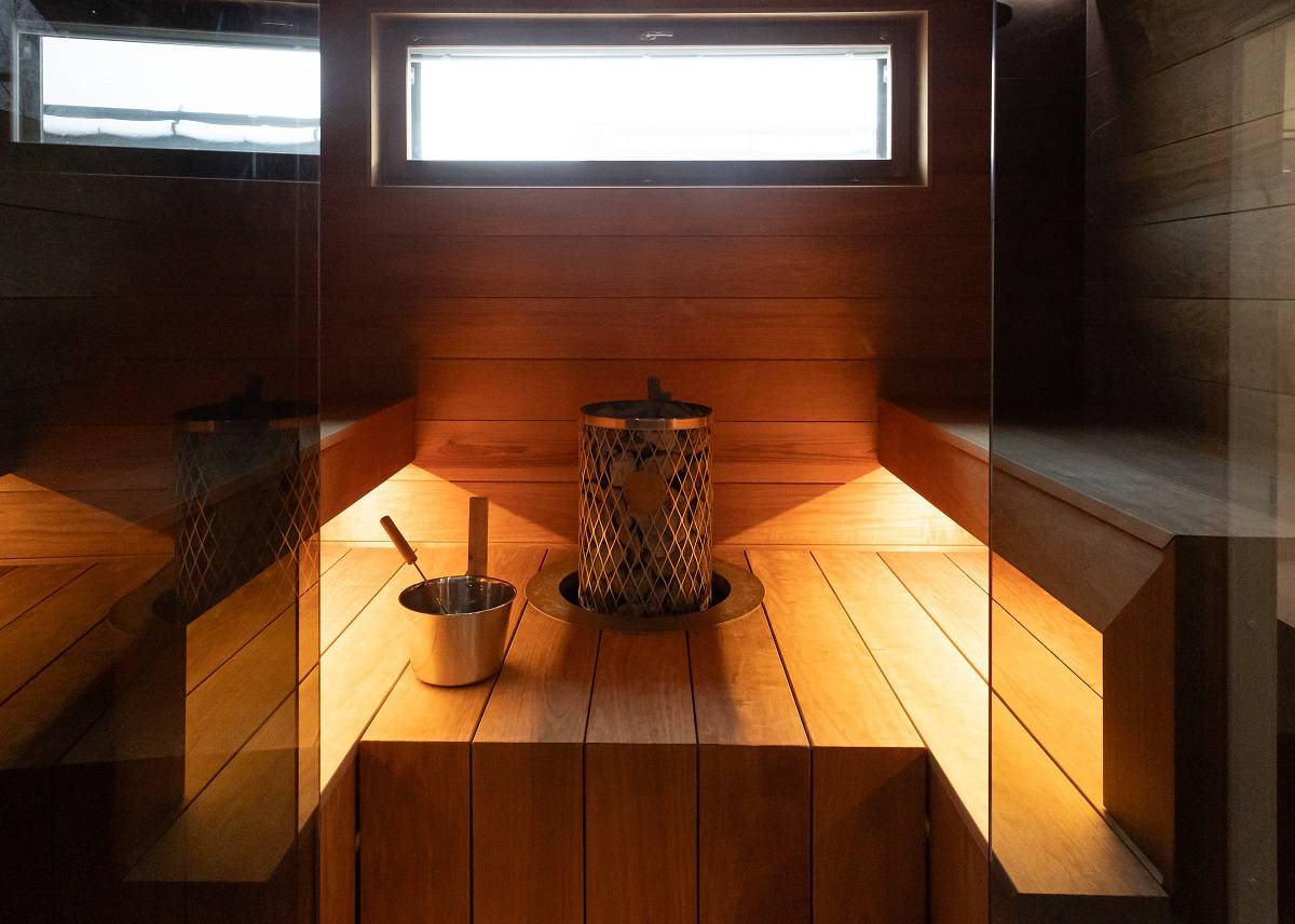 Bande LED installée sous le plafond du sauna des deux côtés.