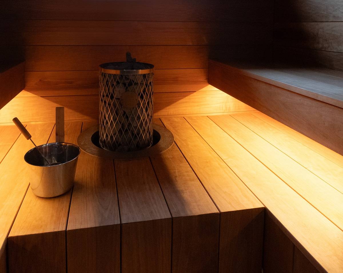 Sauna avec bande LED sous les rails du siège.
