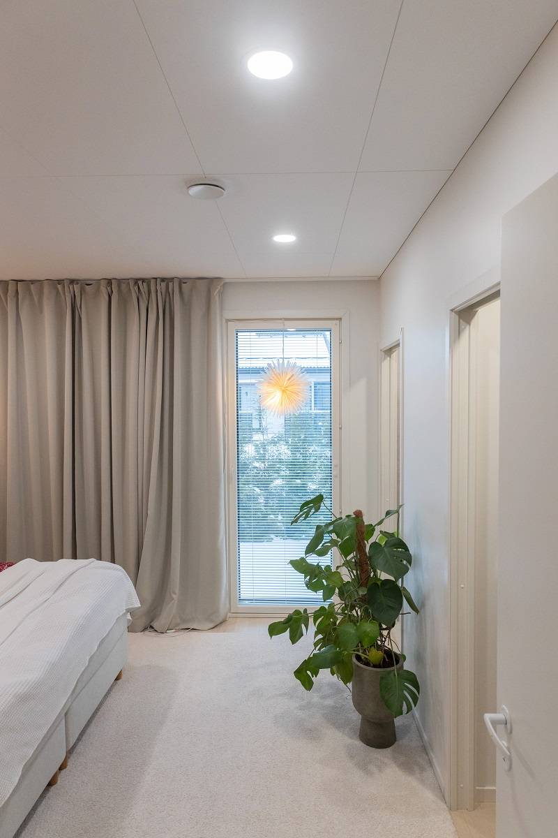 Deux panneaux LED ronds encastrés dans le plafond.
