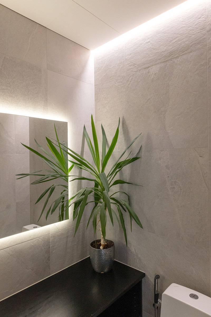 La bande LED dans le renfoncement entre le mur et le plafond et derrière le miroir fournit une lumière indirecte.
